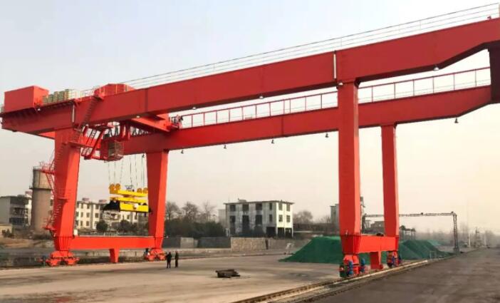 下路軌式集裝箱門式起重機和履帶式吊裝的區(qū)別 下路軌式集裝箱門式起重機和履帶式吊裝的區(qū)別