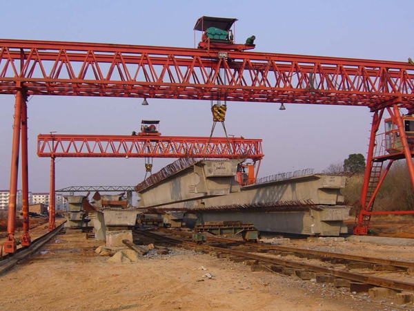 如何正確佩戴個(gè)人防護(hù)裝備進(jìn)行龍門(mén)吊作業(yè)？