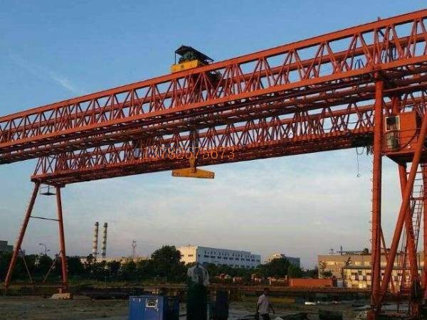 如何正確佩戴個(gè)人防護(hù)裝備進(jìn)行龍門吊作業(yè)？