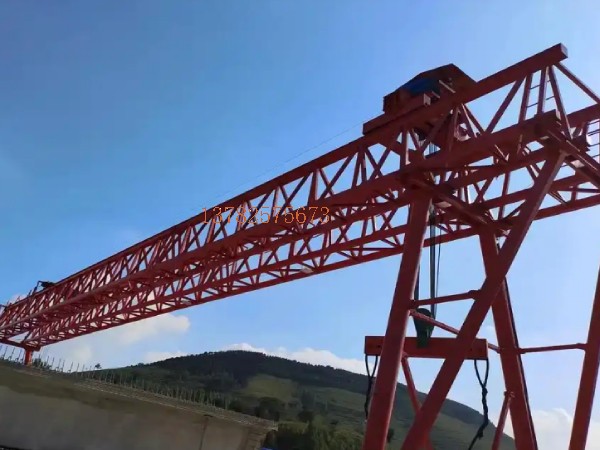 龍門吊門式起重機在作業(yè)時如何確保下方人員的**？